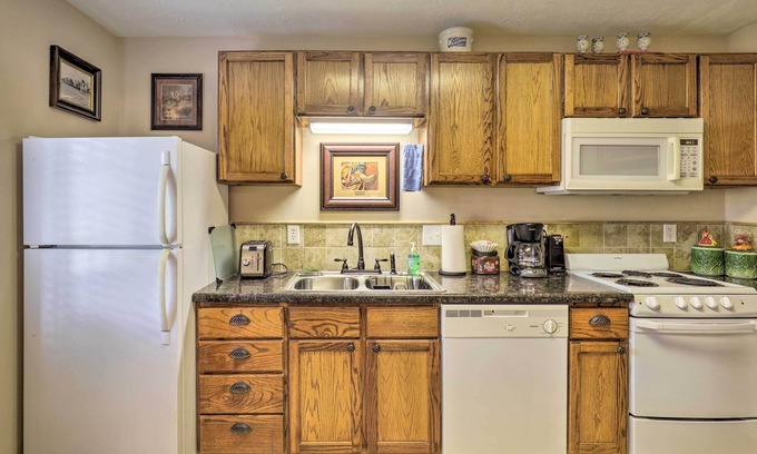 Oakwood Apartment | < 1 Mi to Kyle Field: Cozy Studio w/Outdoor Space