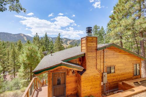 Upper Moonridge House | 1 Mi to Skiing Mtn-View Cabin in Big Bear Lake