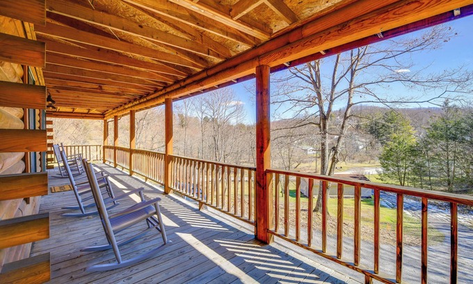 Pocahontas Cabin | < 1 Mi to Spearhead ATV Trails: Cabin w/Deck!