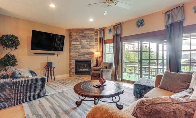 McHenry Condo | 1 Mi to Wisp Resort: Hot Tub Haven in McHenry!