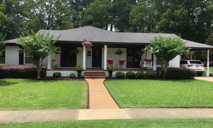 Oxford House | 1 Mile From Square/2 Miles From Campus