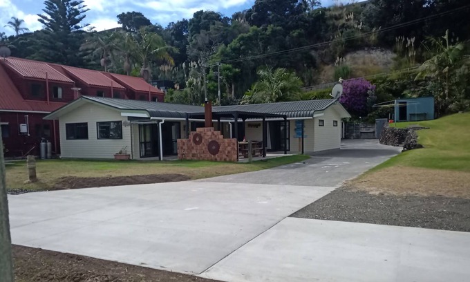 Rangiputa House | 1 minute flat walk to beach and ramp. Open plan lounge,dining room & kitchen.