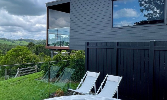 North Maleny Villa | #1 Misti Pine 5 min from town luxury villa w/views