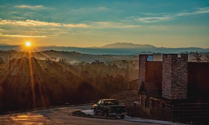 Sevierville Cabin | 1 of a Kind Log Castle, Amazing views, close to Pigeon Forge/Gatlinburg