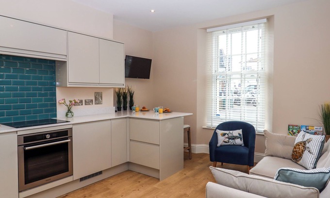 Teignmouth Cottage | 1 SEA OTTER HOUSE, pet friendly in Teignmouth