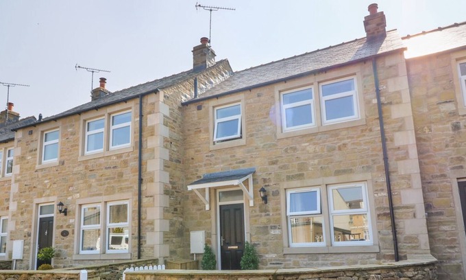 Skipton Cottage | 1 ST. AIDANS COURT, pet friendly, with open fire in Hellifield