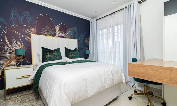 Sandown Apartment | 1. St Tropez Sandton Luxury Suites - 1 Bedroom Apartment with wifi