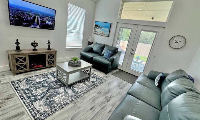 Cross Mountain House | #1 Townhome 3 bedrooms -in San Antonio