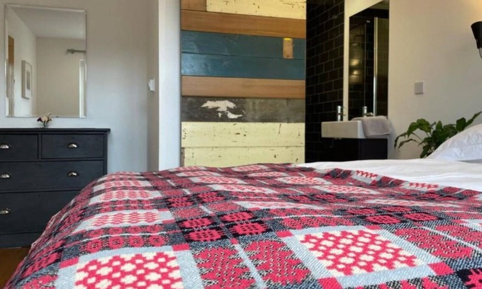 Llangeler House | 1 Woodlands