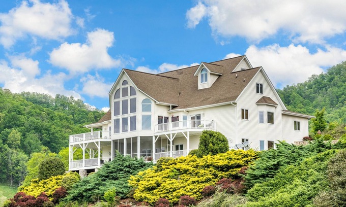 Clyde House | 10-acre manor with Blue Ridge views, game rooms & private vintage diner