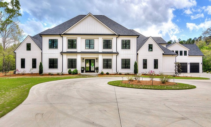 Appling House | 10 BR Executive Masters Retreat on Private, Secluded Lot. Tons of Amenities!