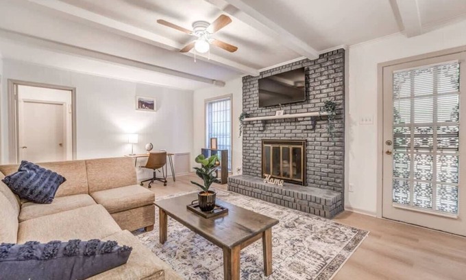 Memphis House | 10 from U of Memphis & Airport- Pinecrest Perch