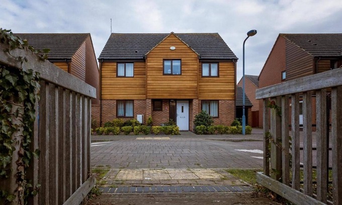 Milton Keynes House | 10 Guests - 5 Bedrooms - Free Parking - Lux House