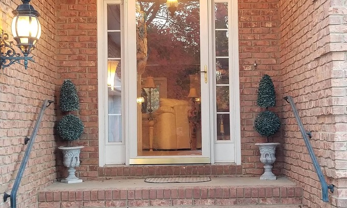 Macon House | 10 miles from downtown yet at the lake!