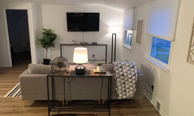 South Euclid House | 10 min from Clev Clinic 1 bedroom, full bath in S. Euclid upper level of duplex