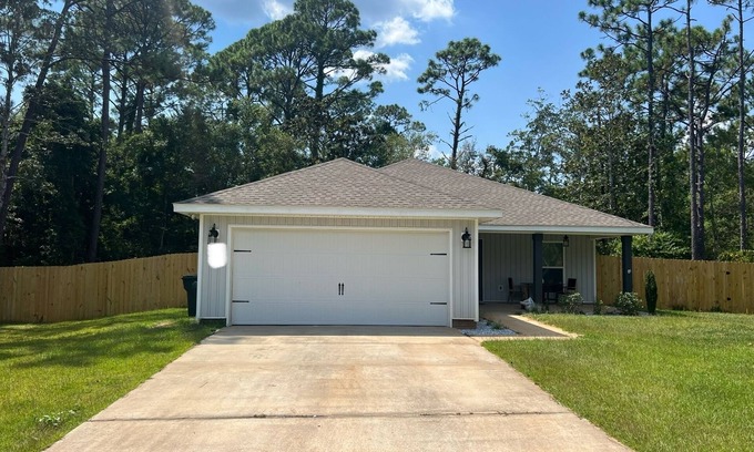 Pensacola House | 10 min from NAS & 15 min to beach - Home with fenced in backyard