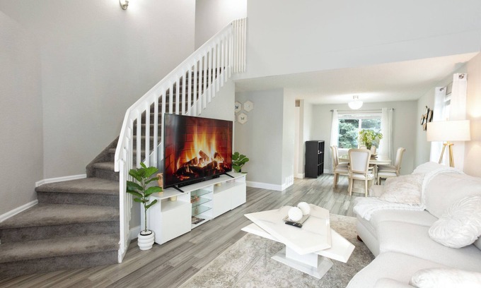 Centennial House | 10 min walk Quincy Reservoir Cherry Creek Willow Creek Park Trail Pets Friendly