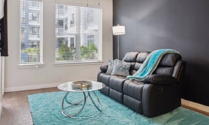 Southbank Apartment | 10 mins to Jaguar Football Stadium!1-BR Oasis w/Poolside Serenity