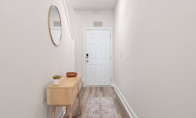 Gulf Breeze House | 10 Minutes to the beach! Close to all the fun!