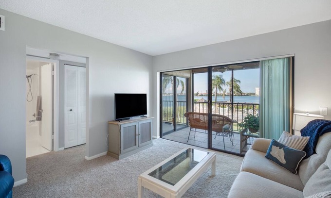 Isla del Sol Condo | 10% OFF 30 DAY STAY - St Pete Beach, Isla Del Sol, BAY FRONT