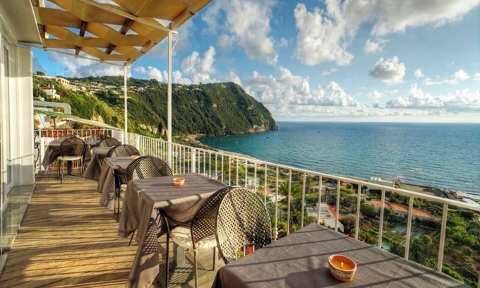 Forio Bed & Breakfast | 10 sets 5 minutes from the sea with breathtaking views, pool, wifi and parkingnn