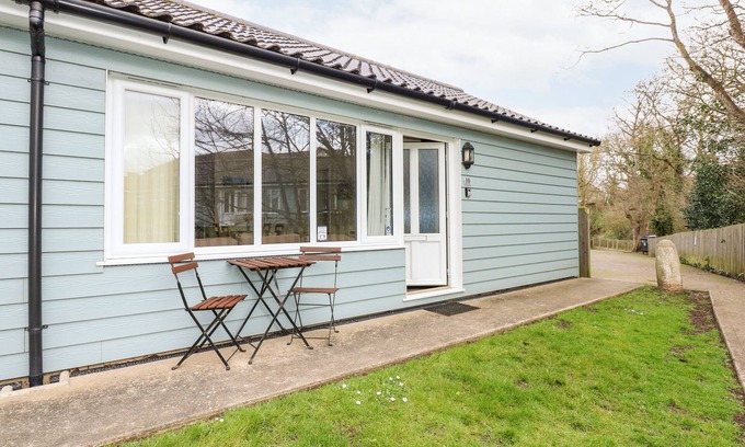Mundesley Cottage | 10 THE DELL, pet friendly, character holiday cottage in Mundesley
