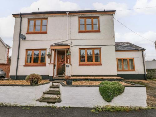 Cwm-twrch Isaf House | 100 Cwmphil Road