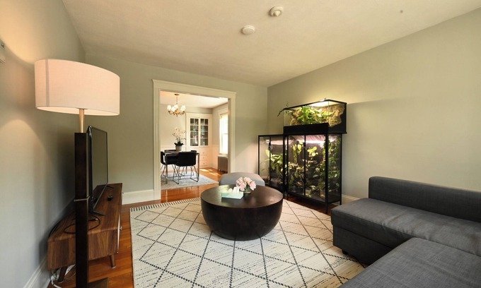 Cambridge House | 1000ft² 2BR with Free Parking, King Bed, WFH Setup, Near Harvard, MIT, & Tufts