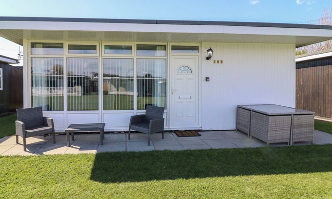 Chapel Saint Leonards Cottage | 106 CHERRY PARK, pet friendly, with a garden in Chapel St Leonards