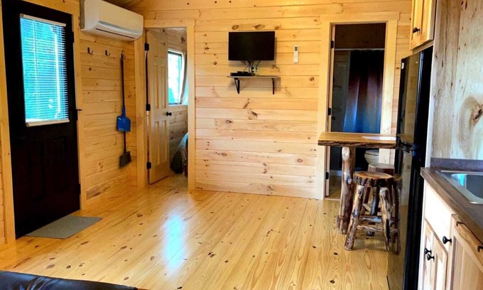 Logan Cabin | 106) Hummingbird Log Cabin. Close to Hocking Hills State Park and more!