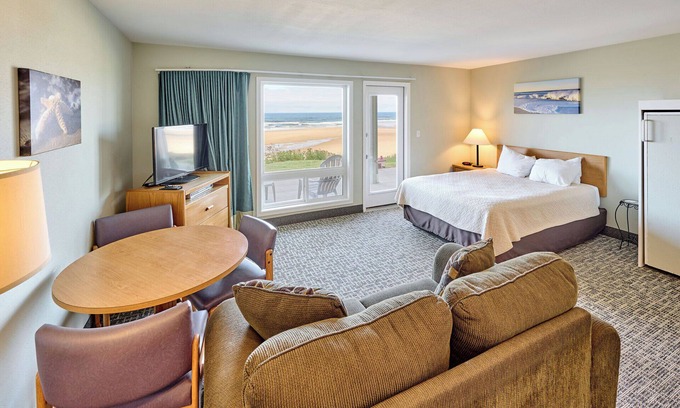 Lincoln City Condo | 107 Ocean Picture Academy - Beachfront Condo - Pool, Hot Tub, & Full Kitchen!