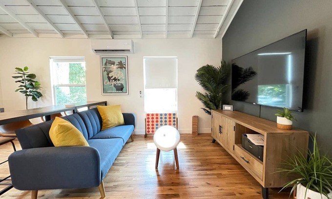 Santa Ana Apartment | ☀10min→Airport☀65"Smart Tv☀Self Check-In☀5min→DTSA☀W/D