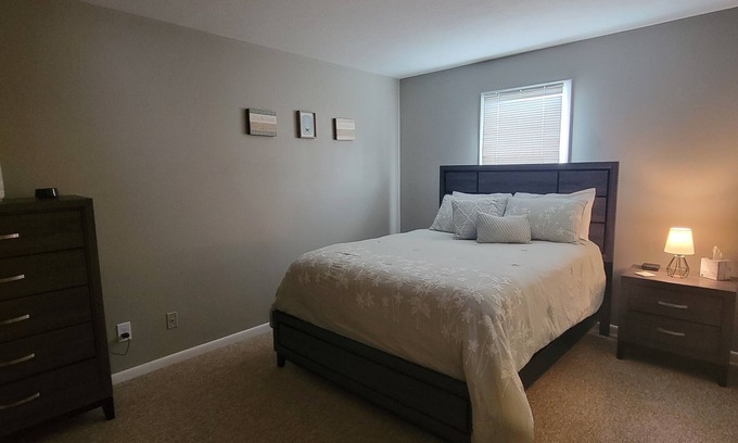 Princeton Apartment | 10min to Exit 9, I-77/3min to PCH/20min to 3 Universities/FastWiFi/FamPetFrndly!
