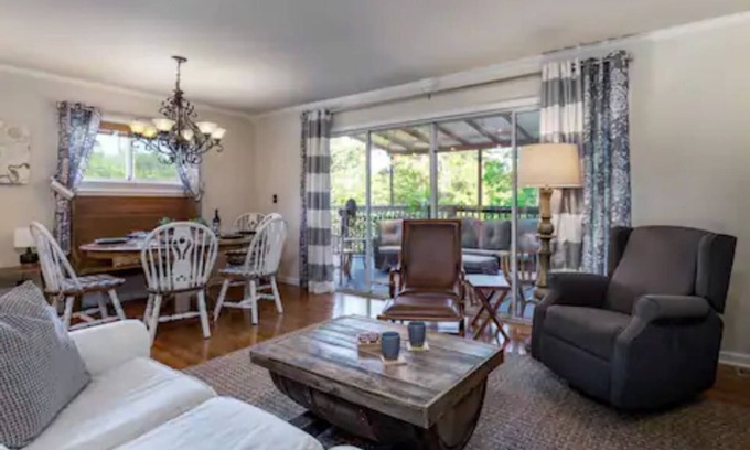 Ashley Oaks House | 10min to UT, 2 kitchens, 7 beds in 4 bedrooms, 2 baths, hot tub, firepit, arcade