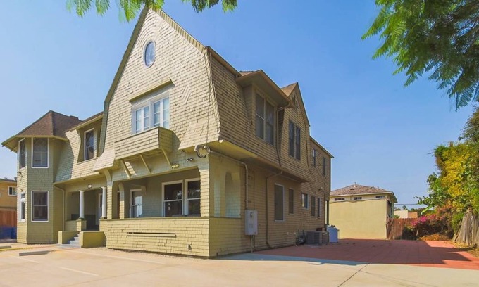 Downtown Los Angeles Cabin | 11-bedroom Historic Victorian Mansion lodge in brilliant Los Angeles-USC Village