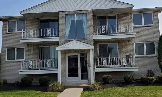 Williamsville Apartment | 11 min from BUF Airport, 19 min from Bills Stadium, 35 min from Niagara Falls!