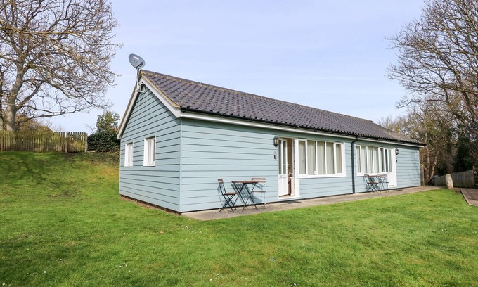 Mundesley Cottage | 11 THE DELL, pet friendly, character holiday cottage in Mundesley