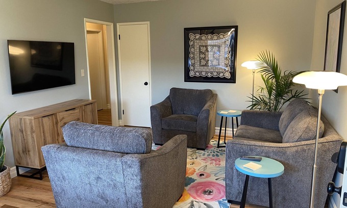 Southeast Salem House | 1133 The 3 Oaks 30 night fully furnished stay at a great price. Full Amenities!