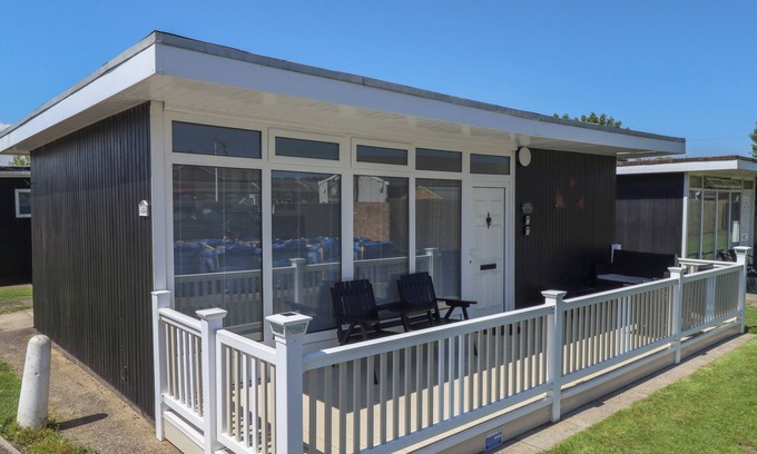 Chapel Saint Leonards Cottage | 114 CHERRY PARK, pet friendly, with a garden in Chapel St Leonards