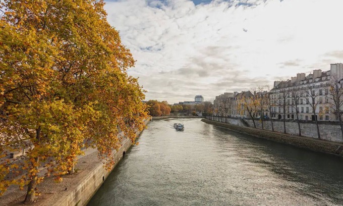 4th Arrondissement Apartment | 115m² of Authentic French Living Le Marais/Île Saint-Louis and The Seine"