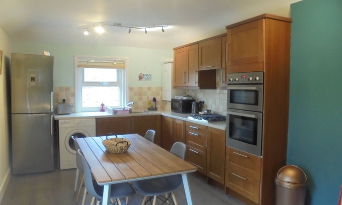 Eastbourne Apartment | 11b Beachside, walk to the beach!