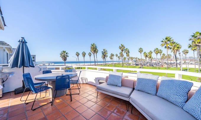 South Mission Beach House | 12 BEDROOM FAMILY/WORK OCEAN OASIS SLEEPS 40; 8 CAR PARKING