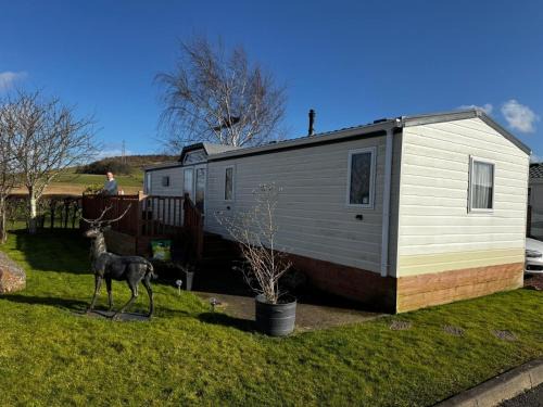Welton Apartment | 12 Field Views - 2 Bedrooms 2 bathrooms - 1 shower - 1 bath No sign written vans