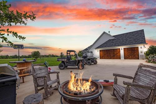 Waxahachie House | 120 Acre Estate WaterTubing, Livestock,Event Space