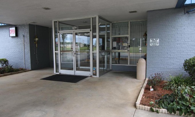 Gold Rock Hotel | 121 Motel Battleboro