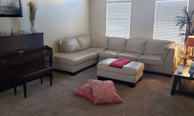 Las Vegas House | 12mins fremont st.16mins to strip, w/86 inch TV, xbox, pool table & grill.