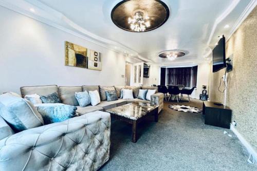 Prestwich House | 13 Guests - Free Parking - Manchester House