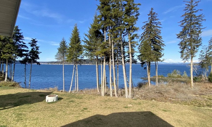Regional District of Mount Waddington Apartment | 14 - Paddlers Cove Cottage