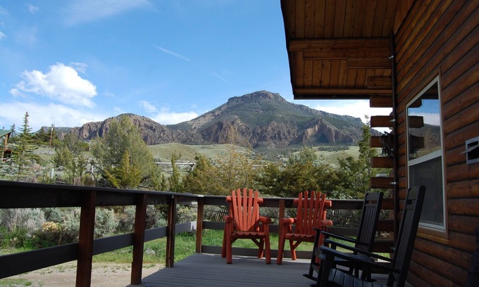 Wapiti Cabin | 1400 sqft Cabin 30 Miles from Yellowstone NOW WITH INTERNET!