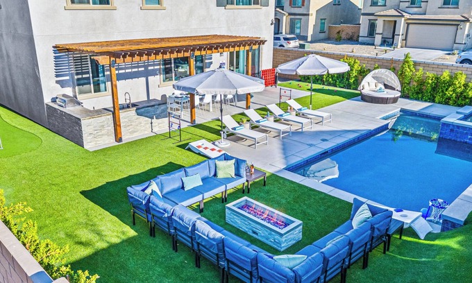 Coachella House | 15 Bed, Glow Gameroom, Putting green, Pool & BBQ